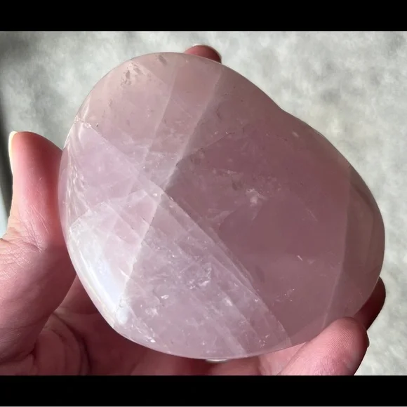 {Giveaway Bonus} ✨ HP ✨ (Lavender-ish) Rose Quartz ✨ Carved Heart ✨ - Picture 8 of 11